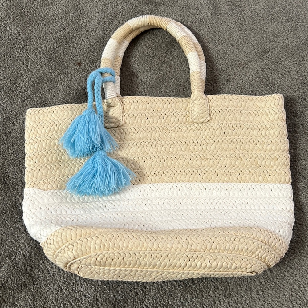 Altru straw tote with tassels